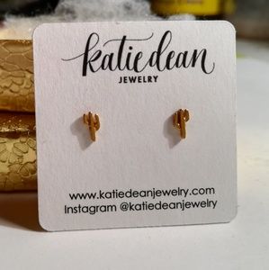 Tiny gold cactus earrings!